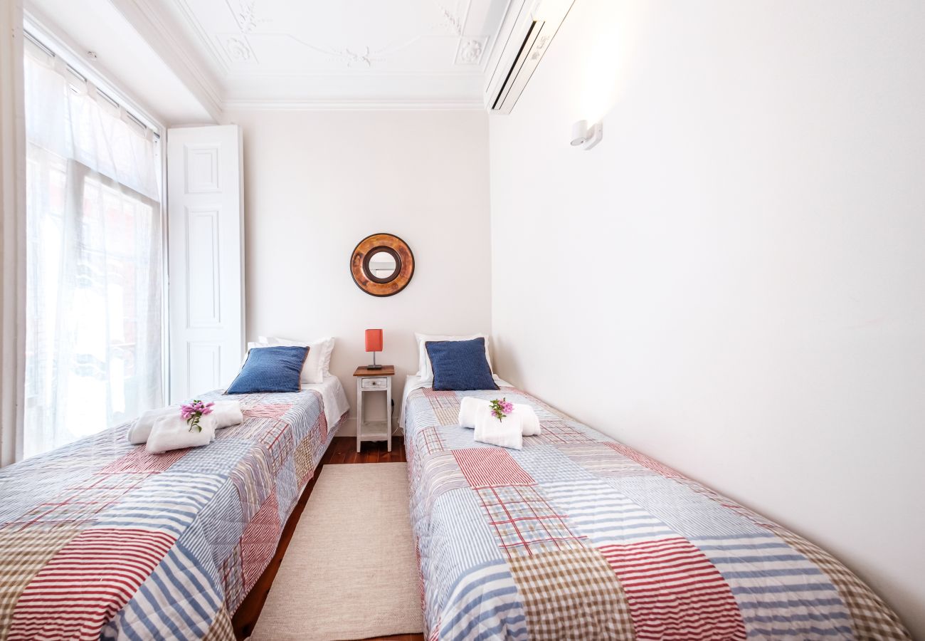 Quarto luminoso e confortável com duas camas single