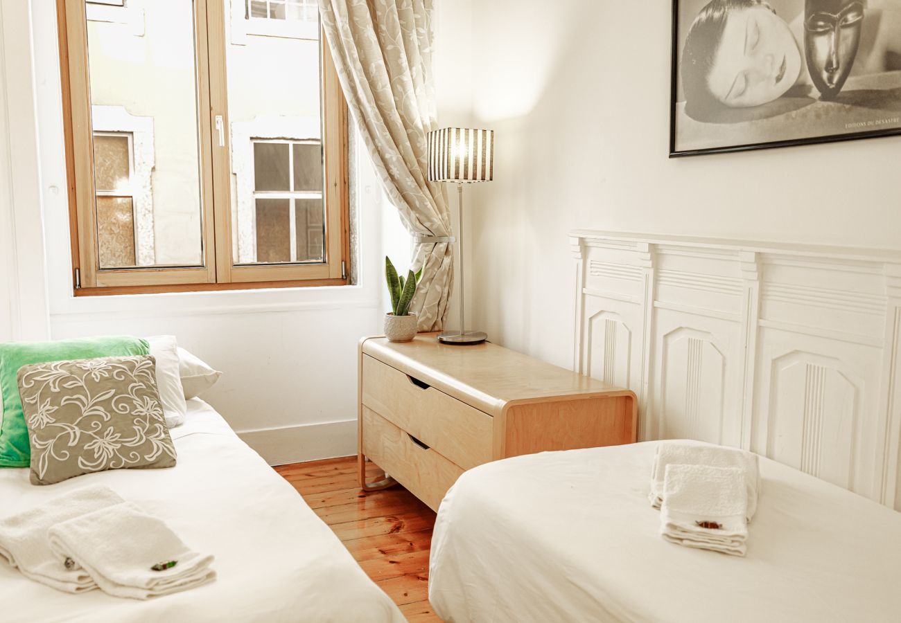 O quarto dispõe de duas camas singles e combina conforto e elegância.