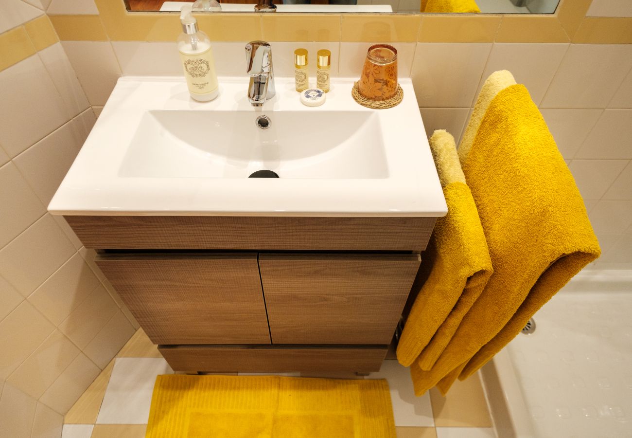 Apartment in Lisbon - Classic Family Friendly Central Apartment in Baixa
