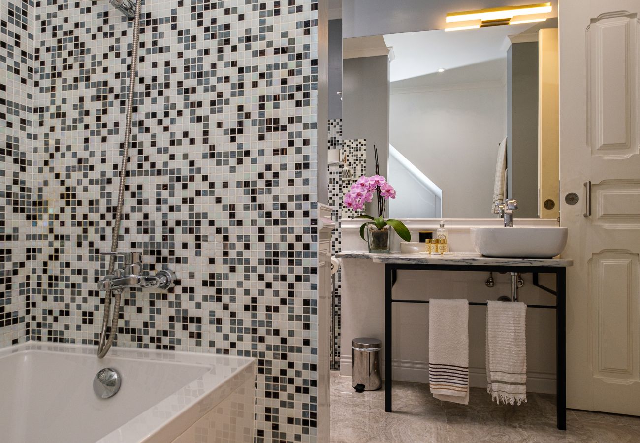 Luxury guest bathroom