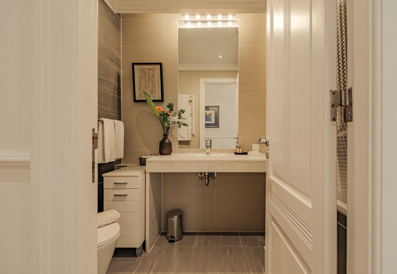 Apartment in Lisbon - Central Inviting and Spacious Family Apartment in Baixa 107