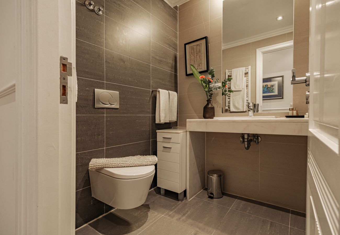 Apartment in Lisbon - Central Inviting and Spacious Family Apartment in Baixa 107